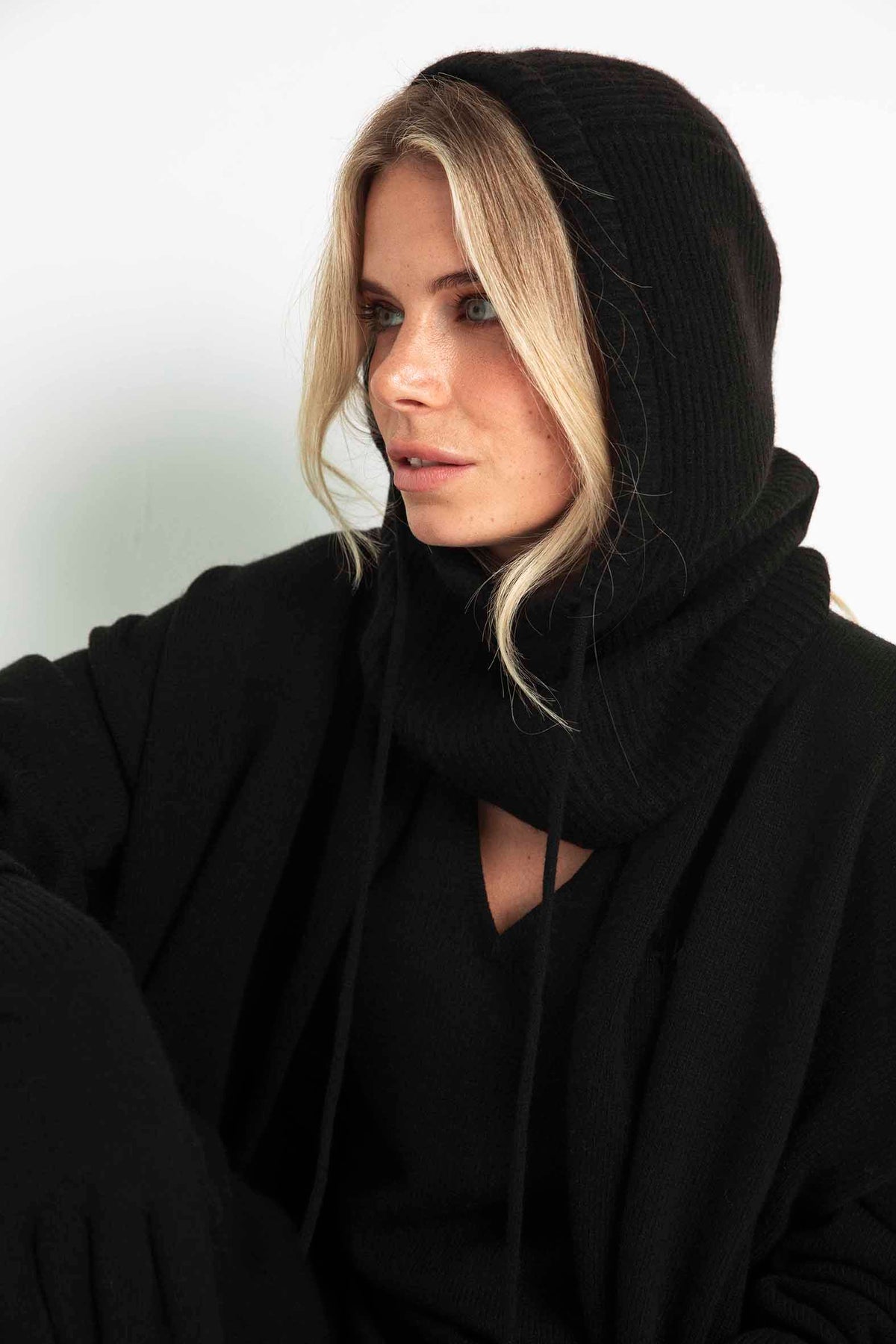The Cashmere Gloves in Black