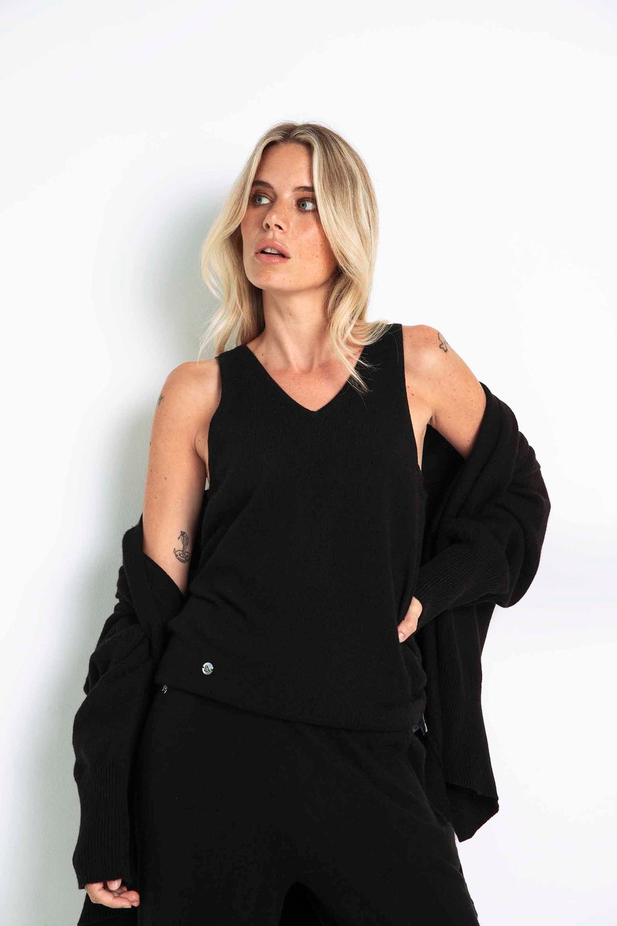 The Cashmere Oversized Cardigan in Black
