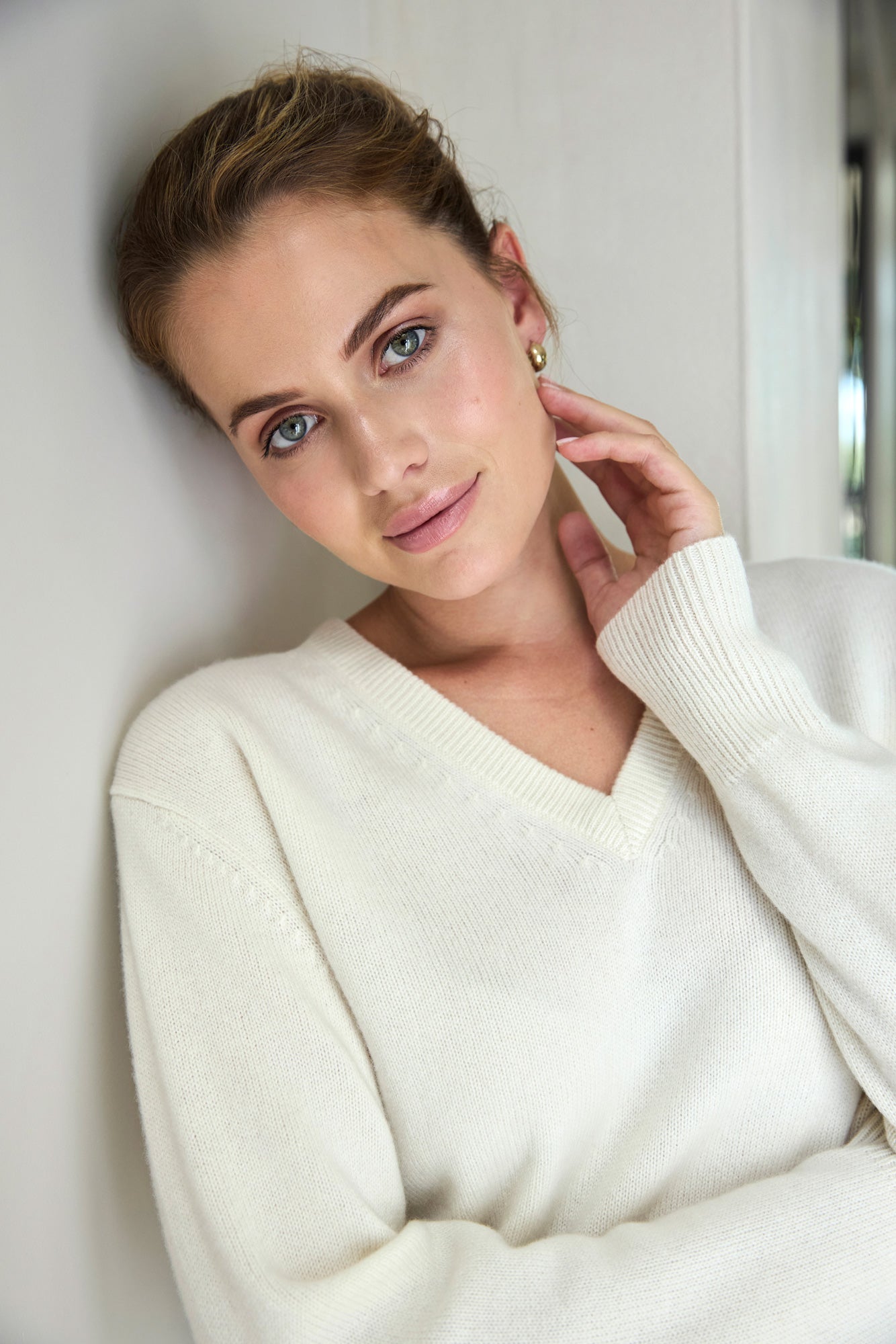 The Elevated Cashmere V Neck Sweater in Snow Peak