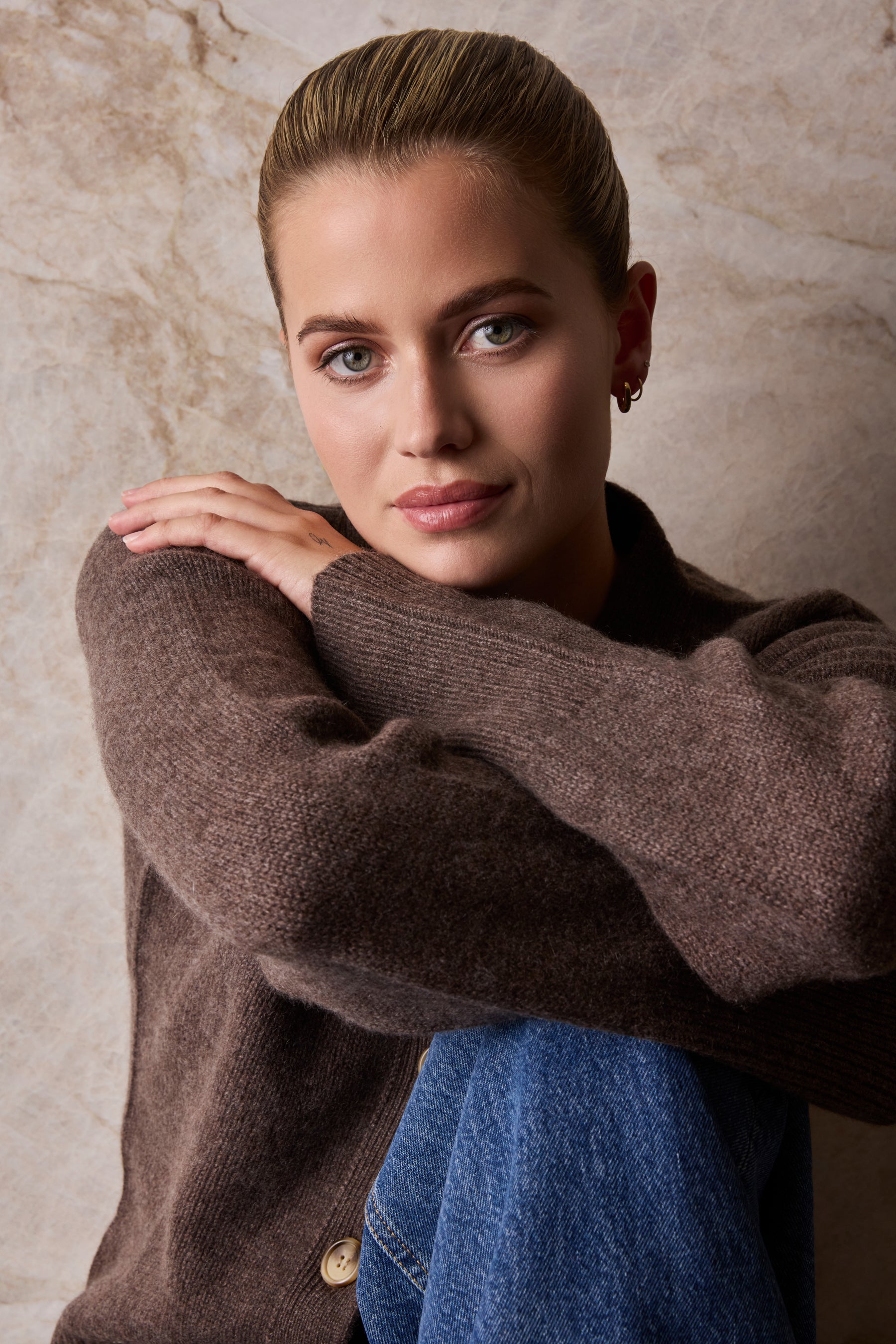 The Relaxed Cashmere Cardigan in Acorn