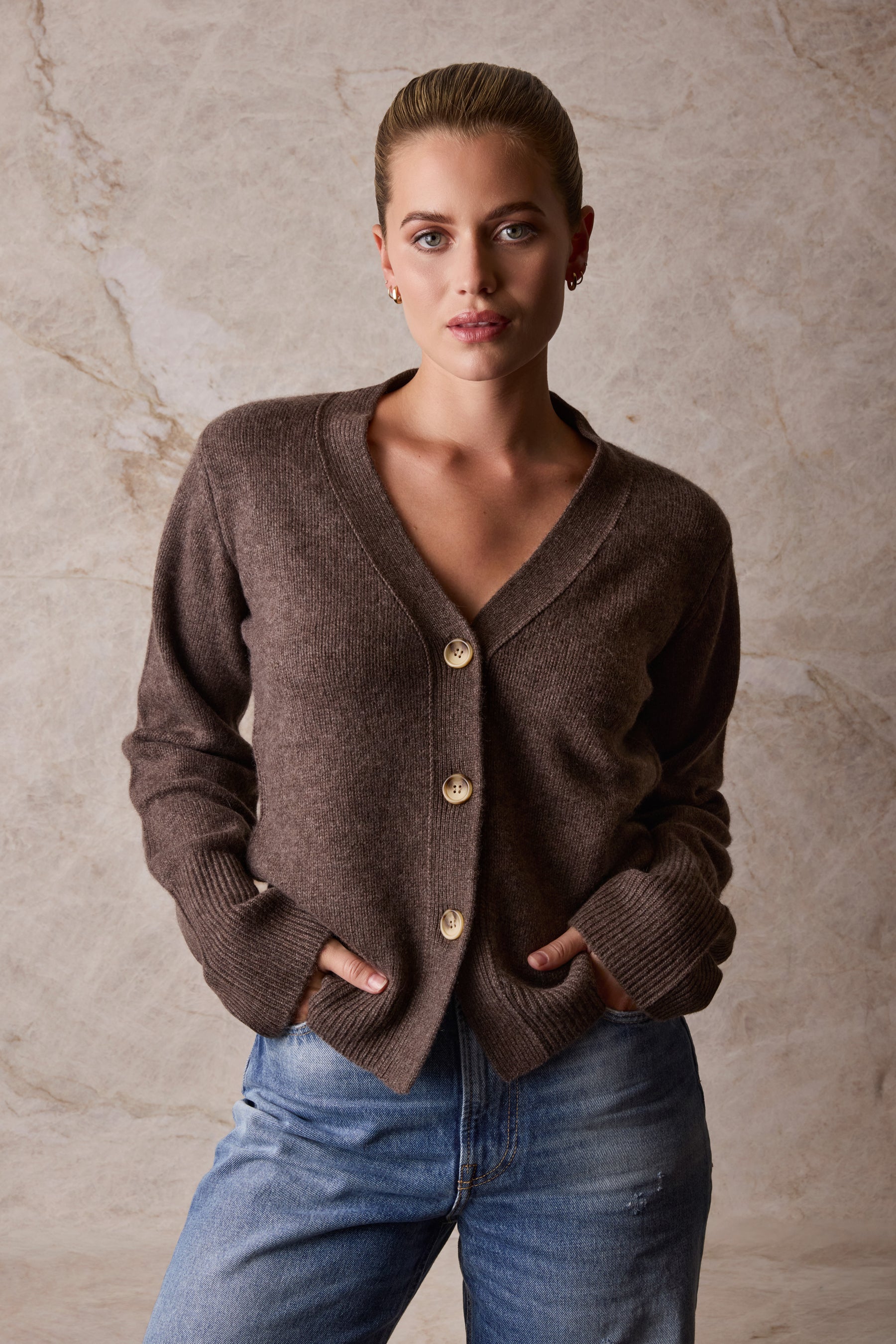 The Relaxed Cashmere Cardigan in Acorn