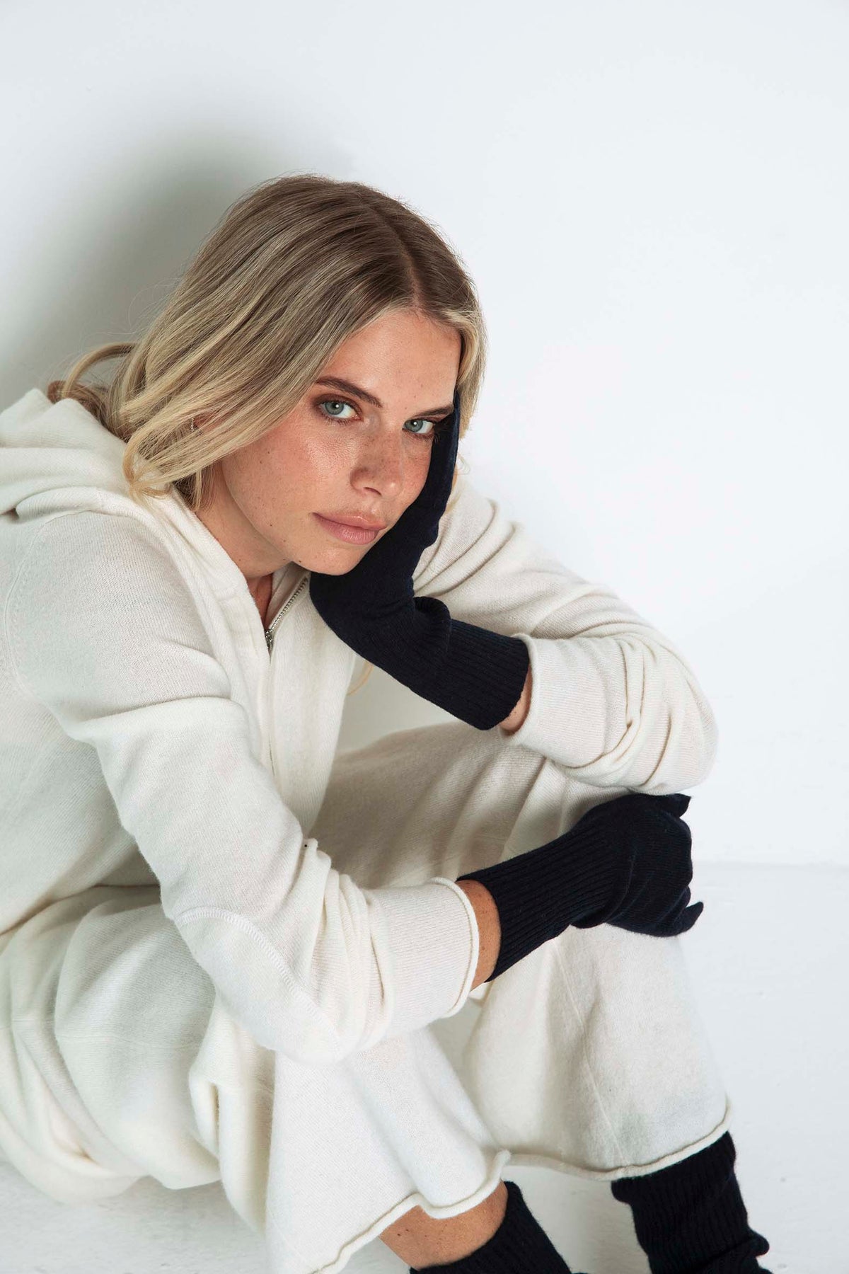 The Cashmere Gloves in Navy