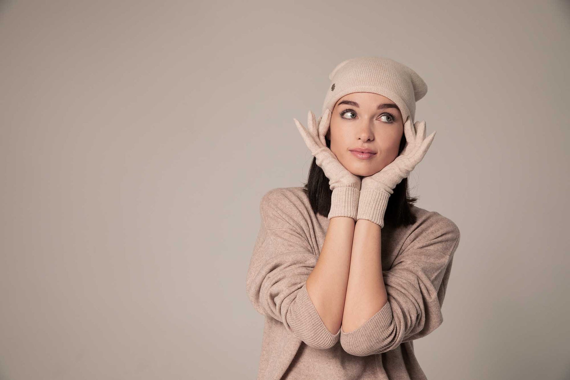 The Cashmere Beanie in Sandstone