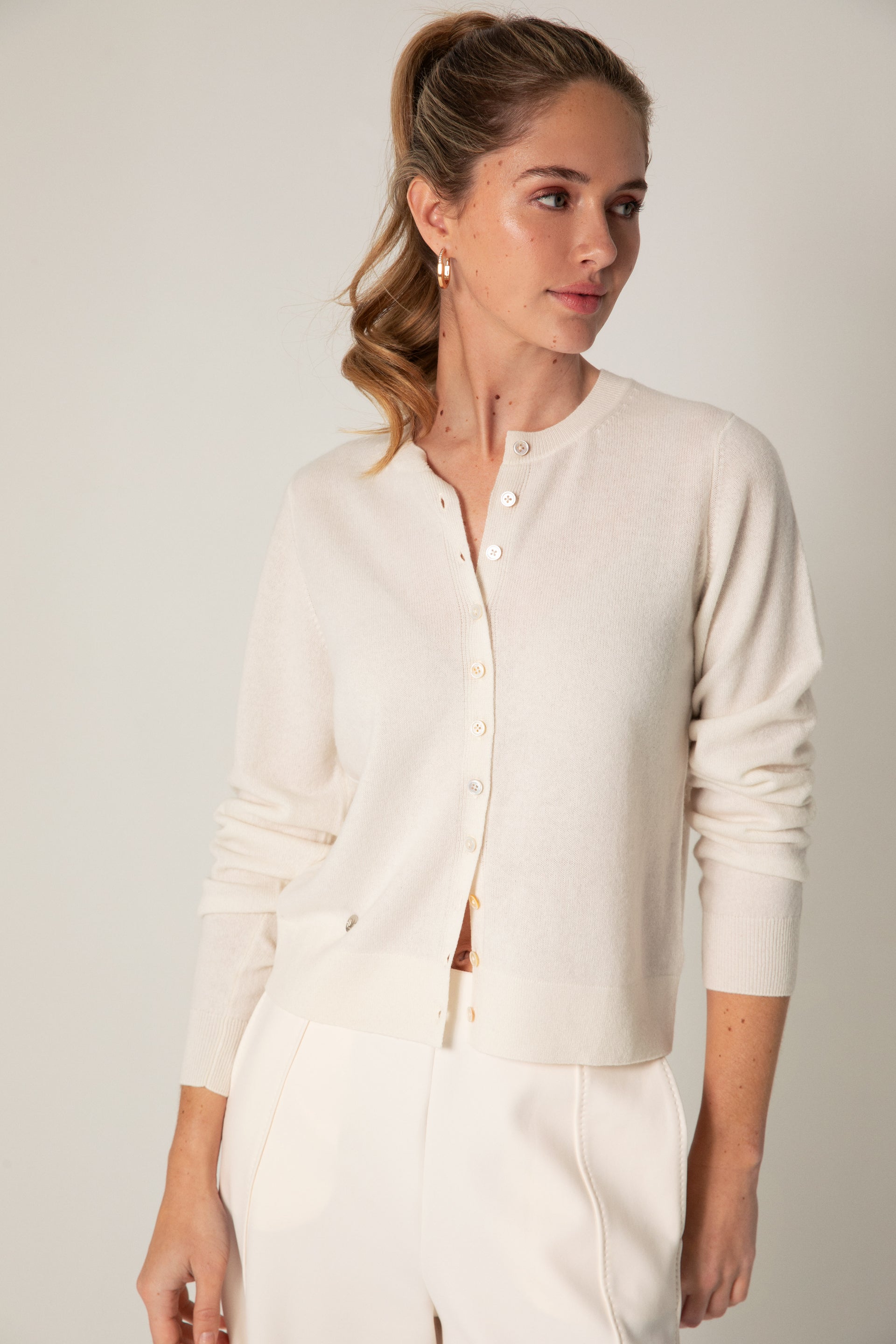 The Core Cashmere Cardigan in Cloud Dancer