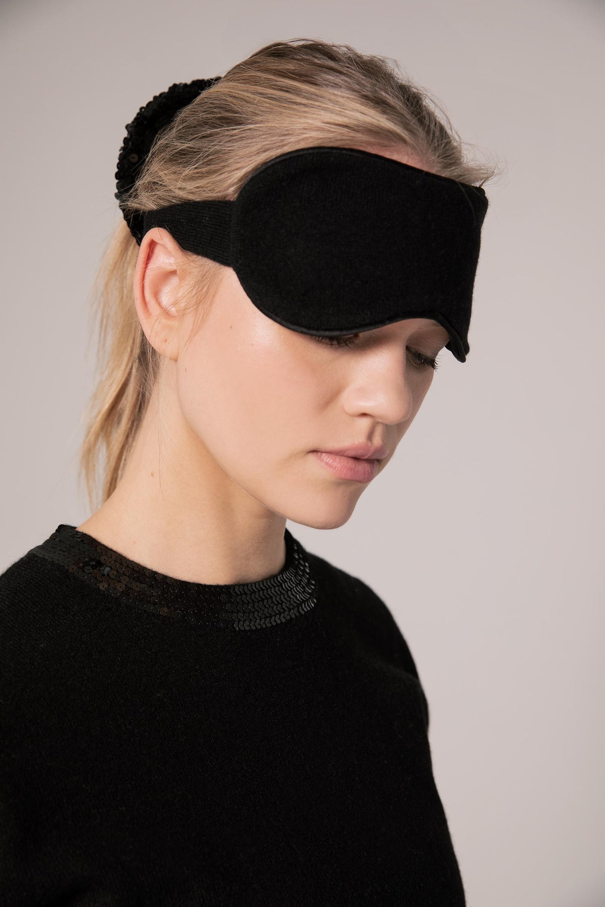 The Cashmere Eye Mask in Black