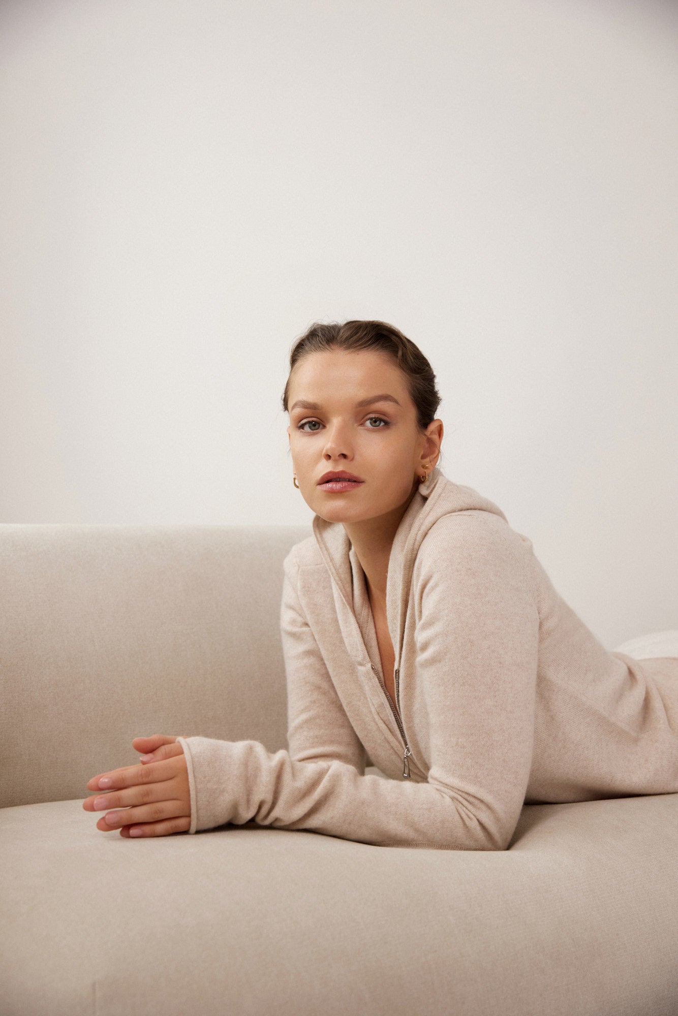 The Cashmere Zipper in Sandstone