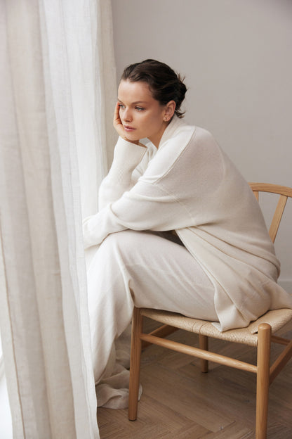 The Cashmere Oversized Cardigan in Snow Peak