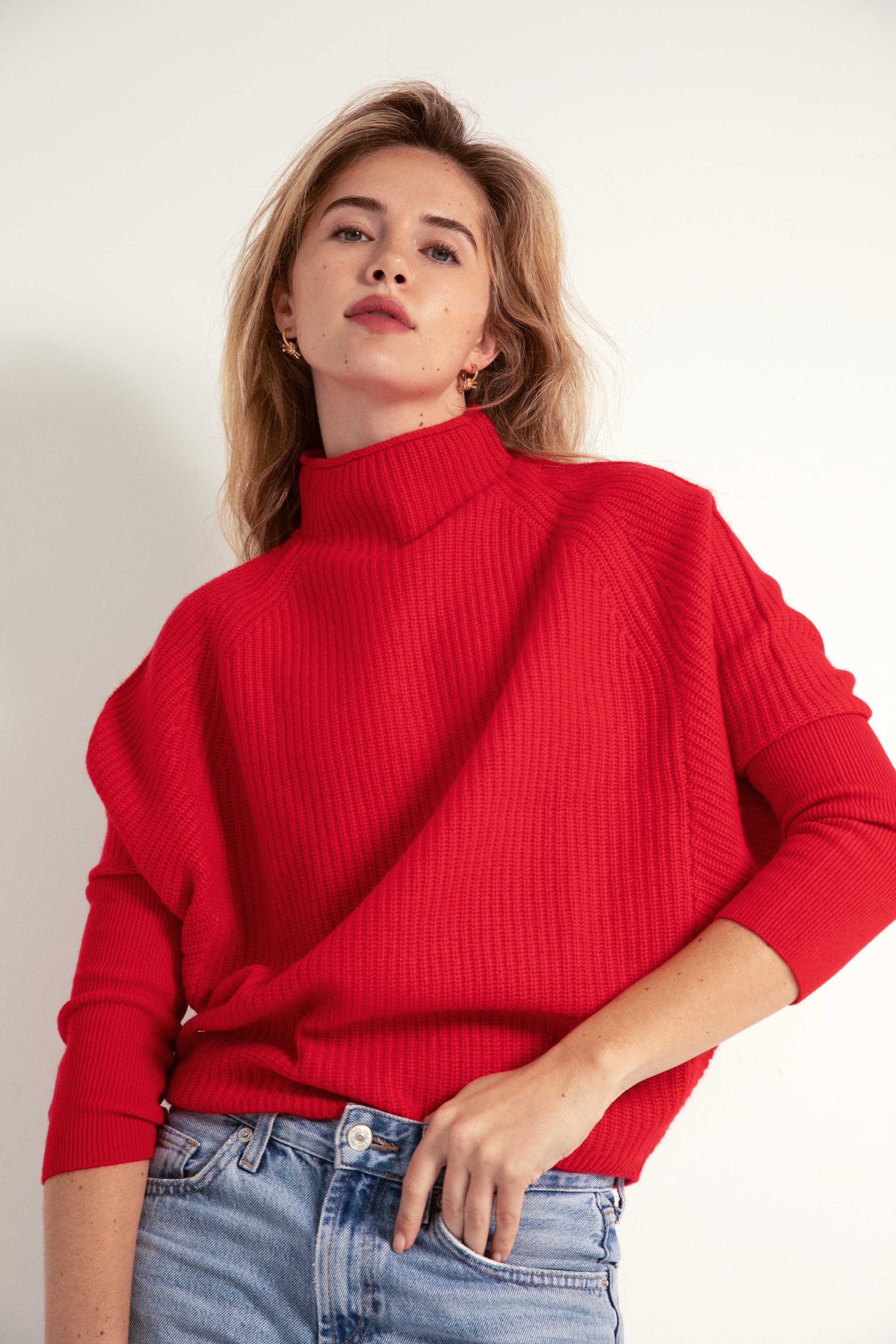 The Cashmere Slouchy Rib Turtleneck in Crimson