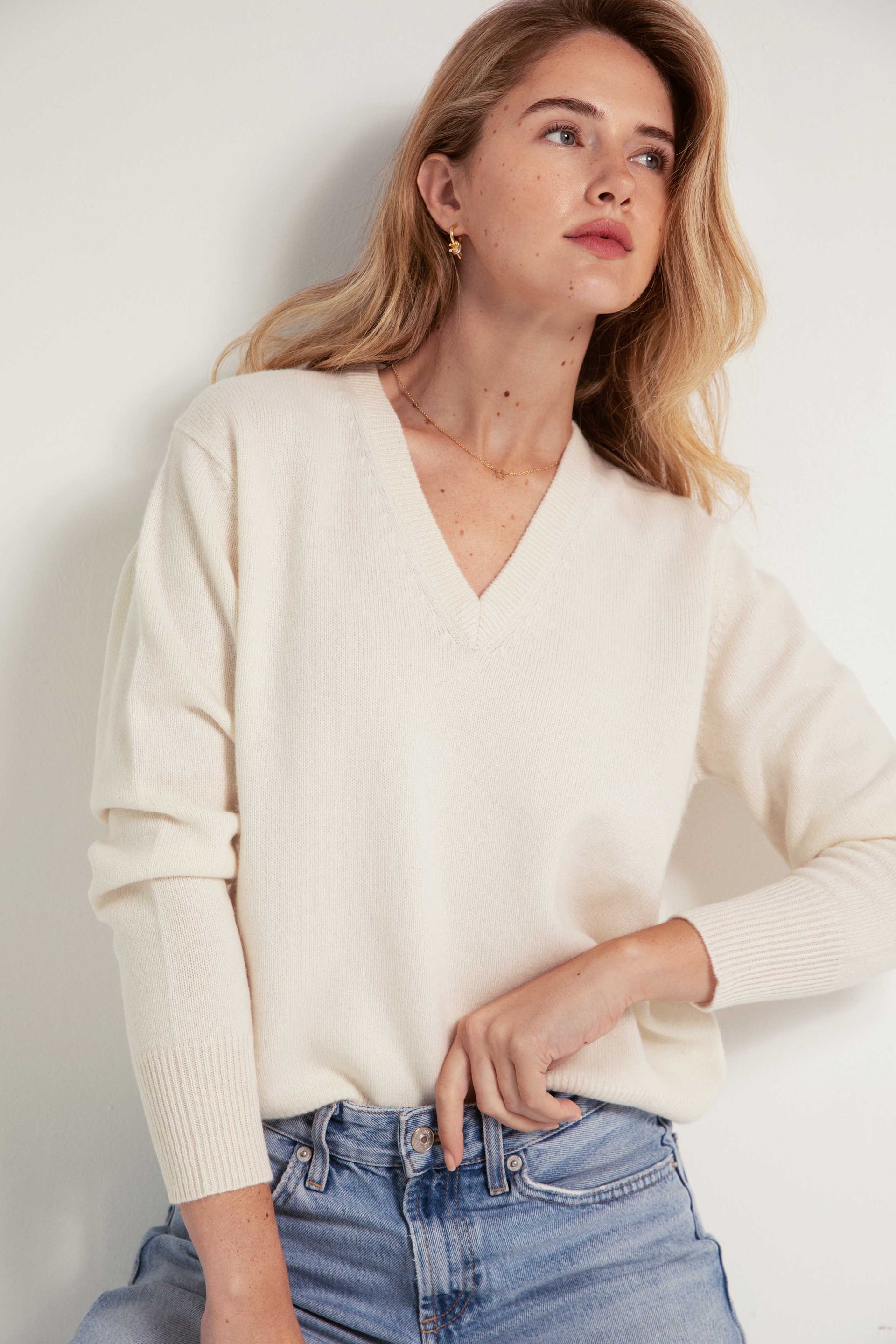 The Elevated Cashmere V Neck Sweater in Snow Peak